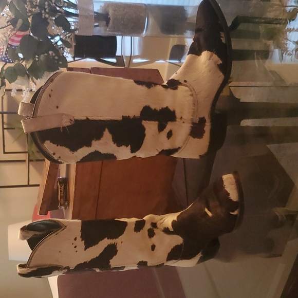 Cow Town 1987 Cow hide Hair On Boots 1.5 inch heel.  12" shaft height. - Picture 2 of 9